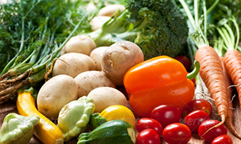 Frisches Gemüse wie Paprika, Tomaten und Kartoffeln als Symbol für gesunde Ernährung